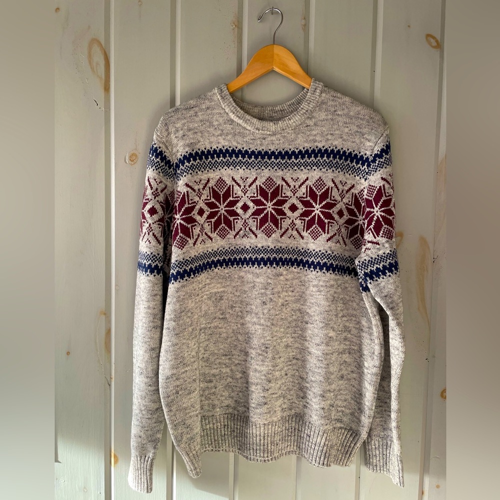 SONOMA mens gray knit sweater with burgundy & blue snowflake pattern. Size XL